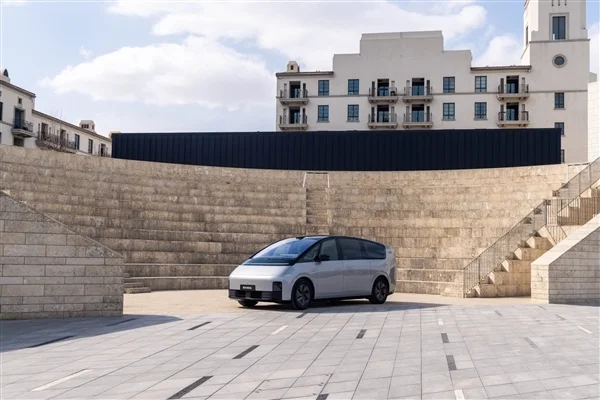 理想高管回應(yīng)MEGA交付時間久：曾因銷量慘淡縮減產(chǎn)能