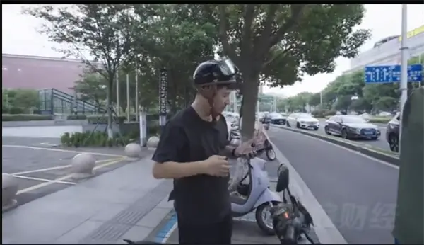 名下公司存款上億！張雪峰自曝沒有車也不會開車 都是騎電動車上下班 